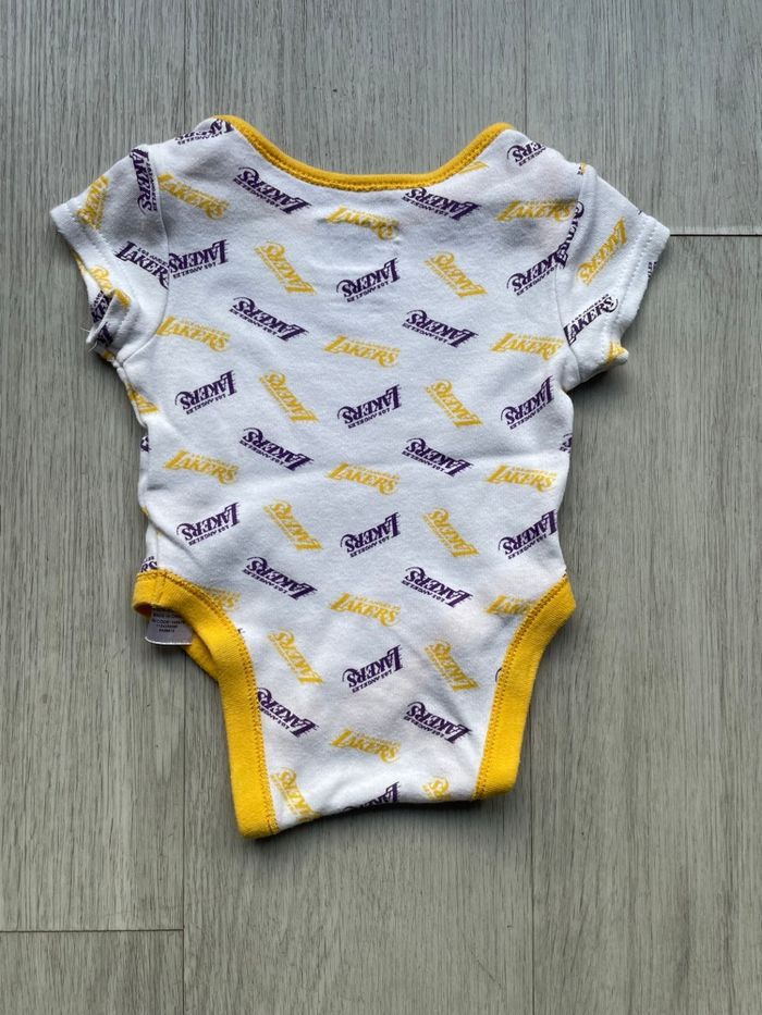 Body  bebe Los Angeles Lakers Blanc NBA Primark 56cm - photo numéro 3
