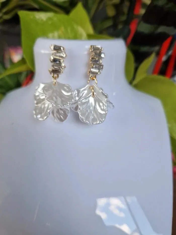 Boucles d'oreilles fantaisies dorées et pétales imitation nacre