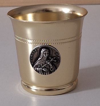 Timbale en plastique doré avec médaillon en étain de Sainte Térésa