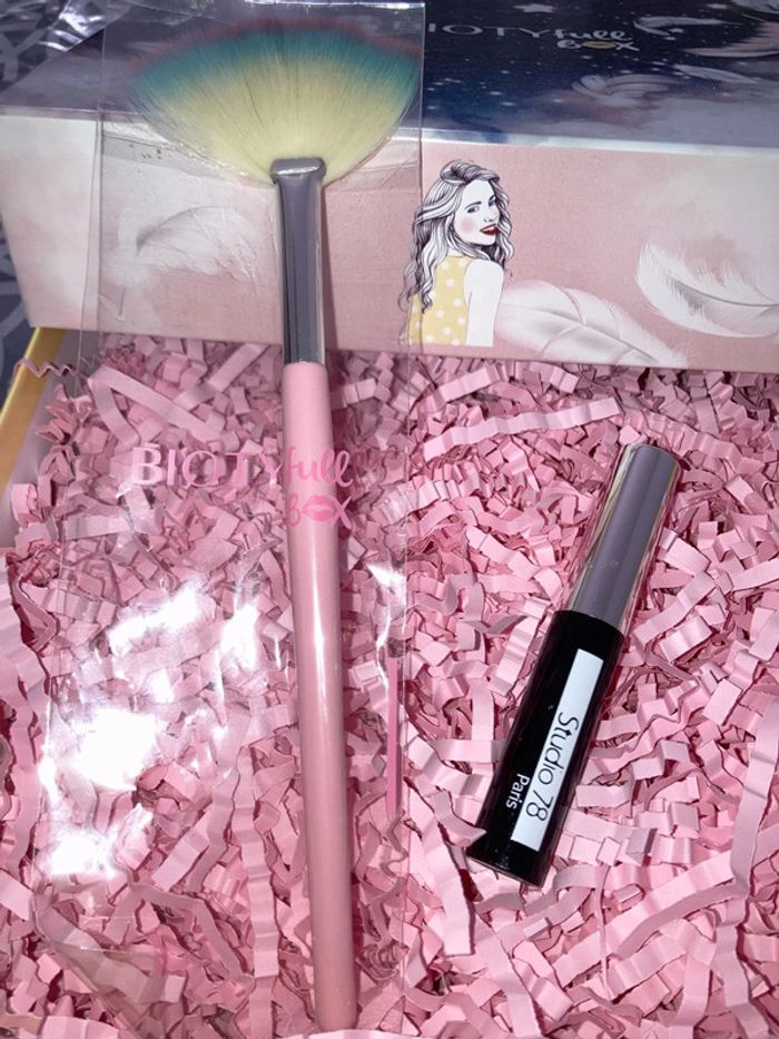 Mascara noir + pinceau éventail - photo numéro 2