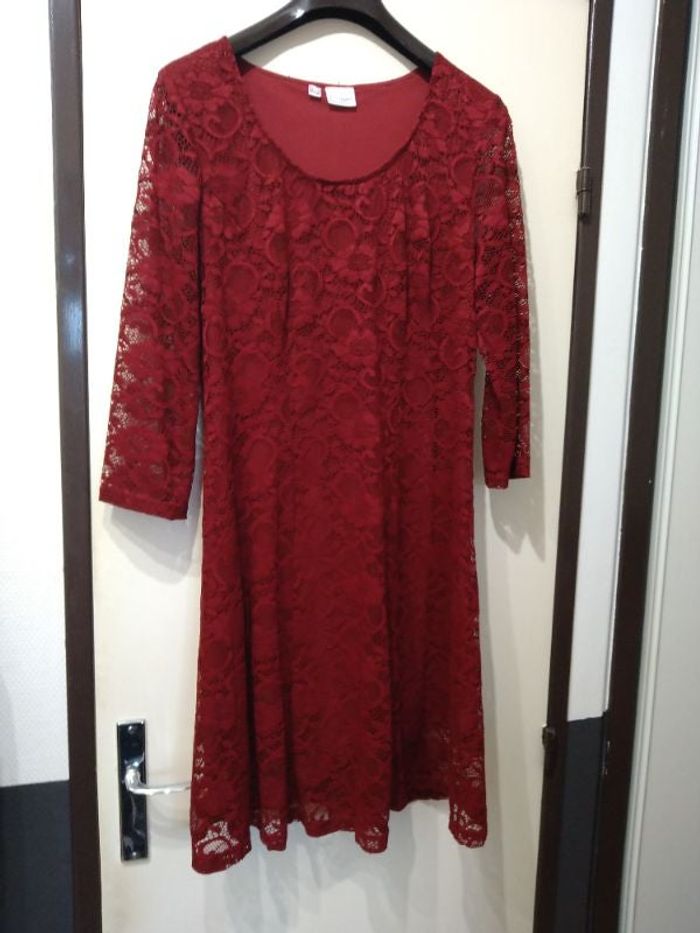Robe type dentelle rouge