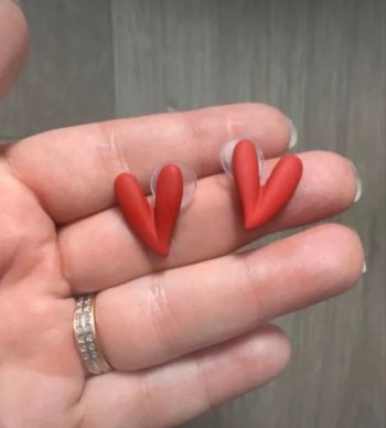 Boucles d’oreilles ♥️ NEUVES pour femme forme de cœurs couleur rouge matte / mate