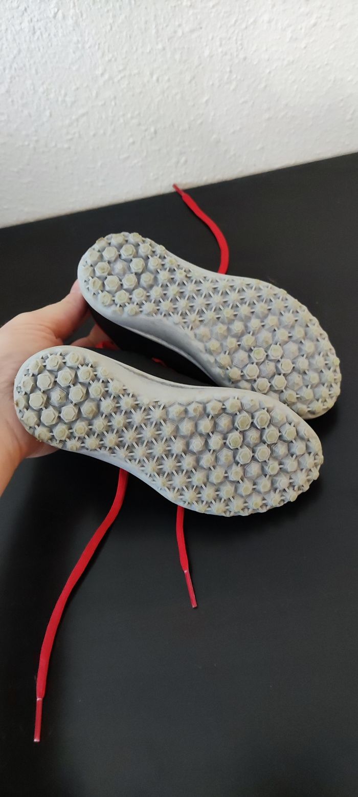 Chaussures de foot Kipsta noires et rouges pointure 28 - photo numéro 6