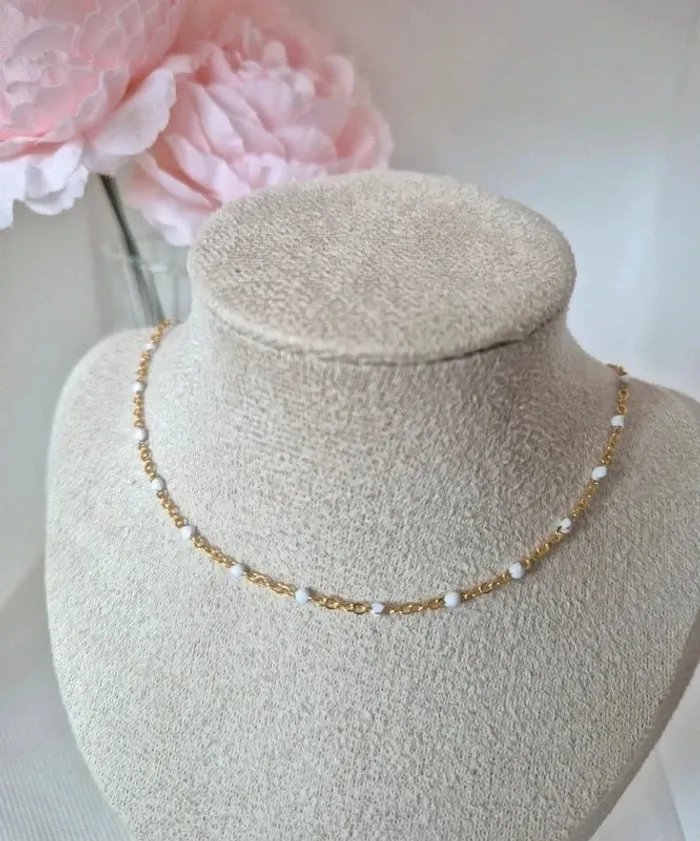 Collier court ras du cou style gigi 🌸 en acier inoxydable perles blanches - photo numéro 2