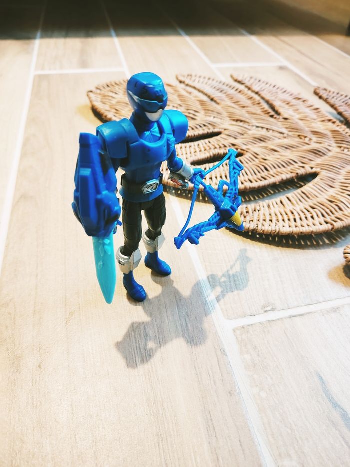 🙅 Power rangers beast morphers figurine du ranger bleu avec son arbalète et sa clé - photo numéro 3