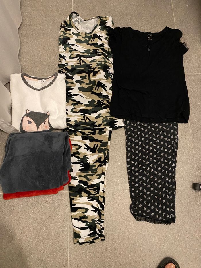 Un lot de pyjamas