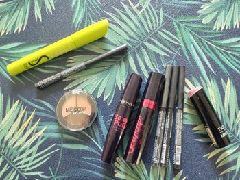 Lot maquillage mascara, crayons rétractables, trio fards à paupières + donne make up