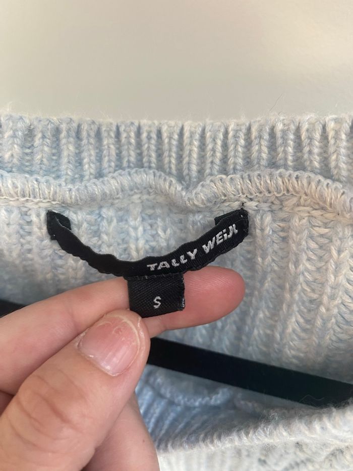 Pull maille ajourée bleu claire de chez Tally weilj taille 36 en TBE - photo numéro 5