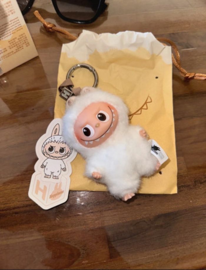 Pin for love lettre H Pop Mart Labubu The Monsters authentique neuf Blanc