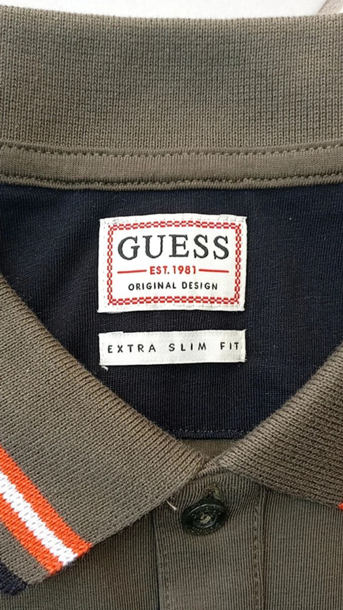 GUESS - beau polo - taille M | kaki et rayures orange au col et manches - photo numéro 3