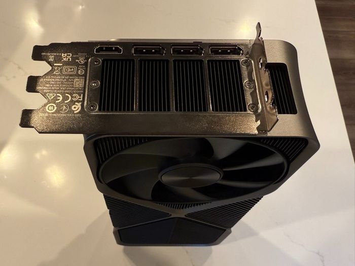 Carte-graphique-NVIDIA-GeForce-RTX-4090-Founders-Edition-24-Go-GDDR6X - photo numéro 3