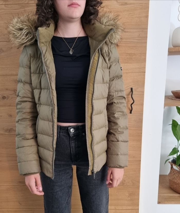 Très jolie doudounne
Tommy Hilfiger
Coloris vert kaki
Taille XS
Très bon état