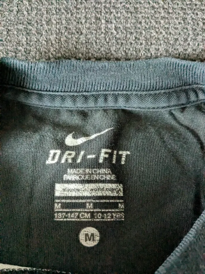 Tee shirt Nike taille 12 ans - photo numéro 2