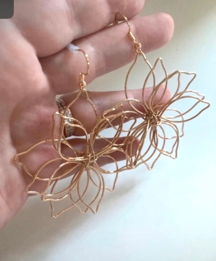 Boucles d’oreilles pendantes NEUVES pour femme forme de fleurs 🌼 couleur doré - photo numéro 6