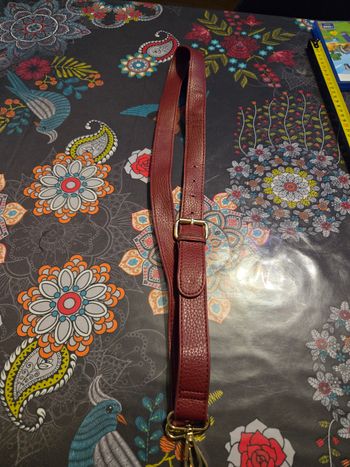 Sangle de sac de couleur rouge bordeaux