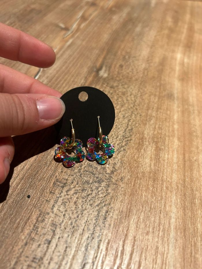 Jolie boucles d’oreilles neuve fleurs multicolores