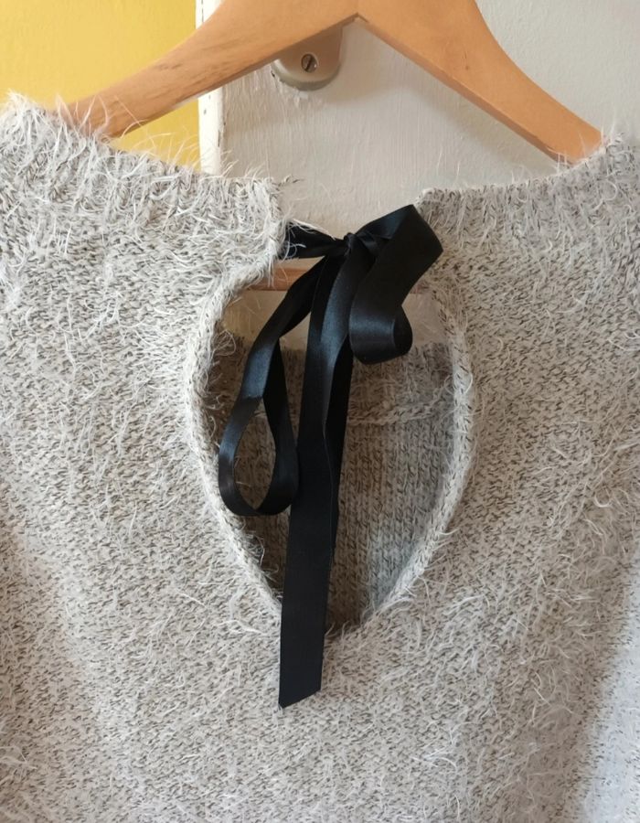 Pull d'Hiver Femme Gris avec un Noeud Noir au Dos 💐🌾 - photo numéro 3