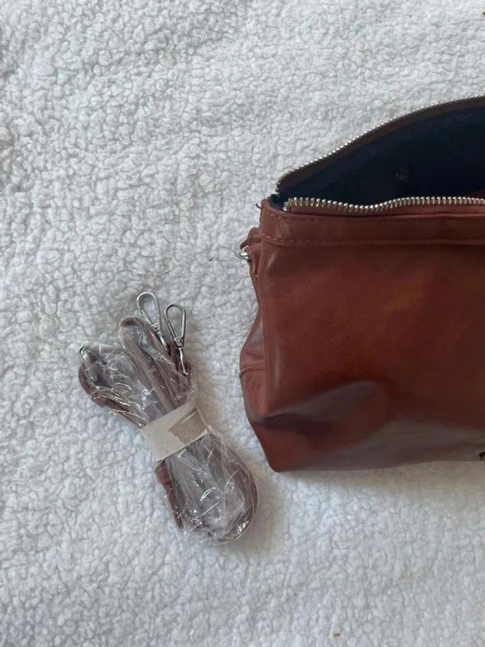 Petit sac à main avec anses classe élégant en cuir marron avec lanières - photo numéro 8