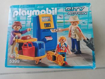 Playmobil Famille de vacanciers et la borne d'enregistrement.