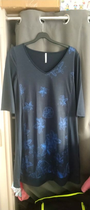 Robe motif fleurs neuve  marine femme blanche porte 42/44