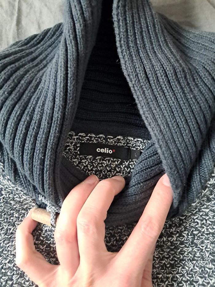 Pull coll V bouton bois - photo numéro 2