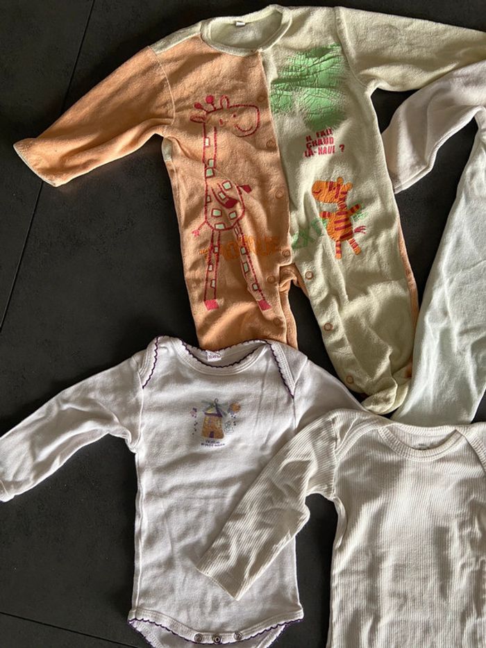 Pyjamas bodies chaussettes 6 mois - photo numéro 2