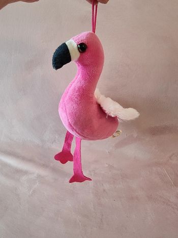 Doudou peluche flamant rose à suspendre