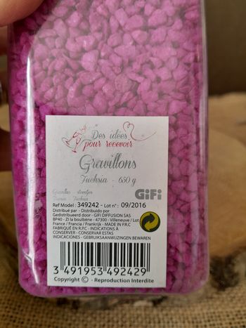 Un pot de gravillons rose fushia pour décoration
