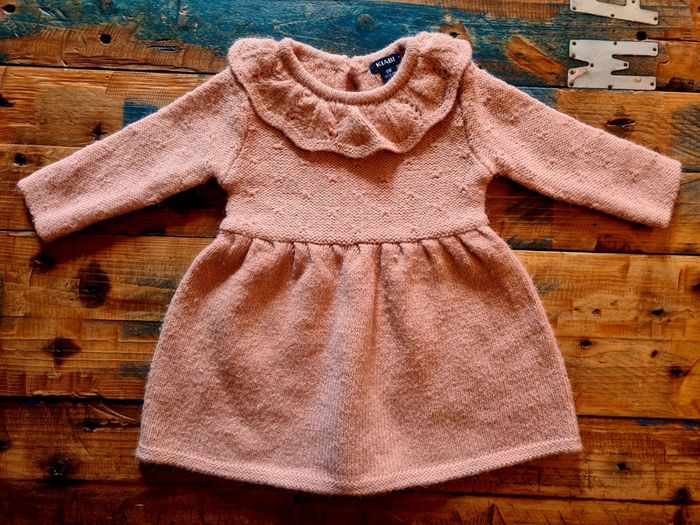 Robe en laine pour bébé fille.