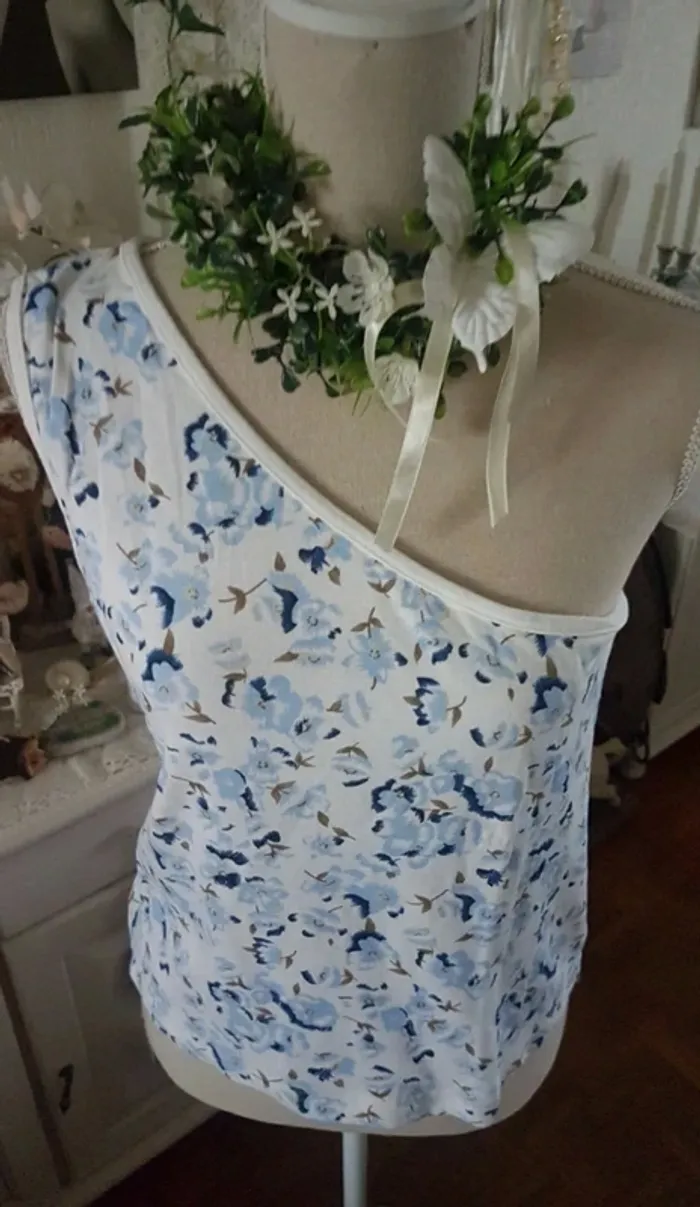 Haut blanc asymétrique fleuri Vent d'été Taille 3 (40/42) Neuf - photo numéro 2