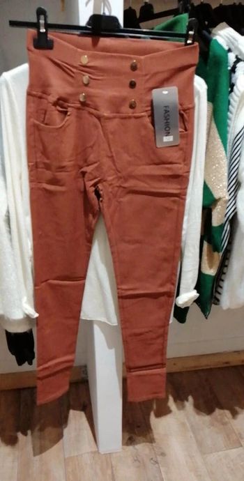 Pantalon type slim élasthanne  Taille S/M, peut convenir d'une taille 36 à un taille 40