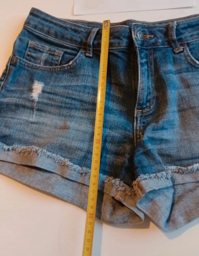 Short en jean taille M en très bon état - photo numéro 2