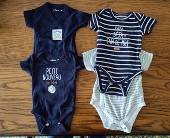 Lot de 4 jolies bodies 3 mois