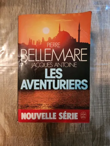 Livre de poche "les aventuriers" de Pierre Bellemare et Jacques Antoine