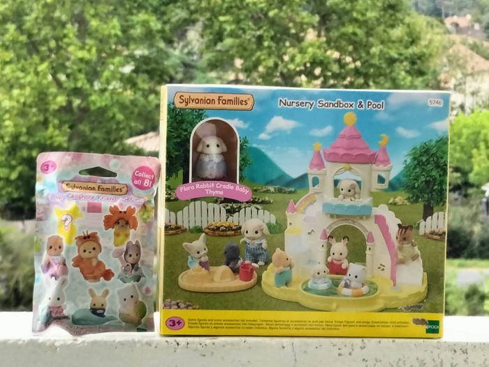Sylvanian famille le bac à sable et piscine des bébés le sachet surprise pochette surprise et mon cahier d'activités
