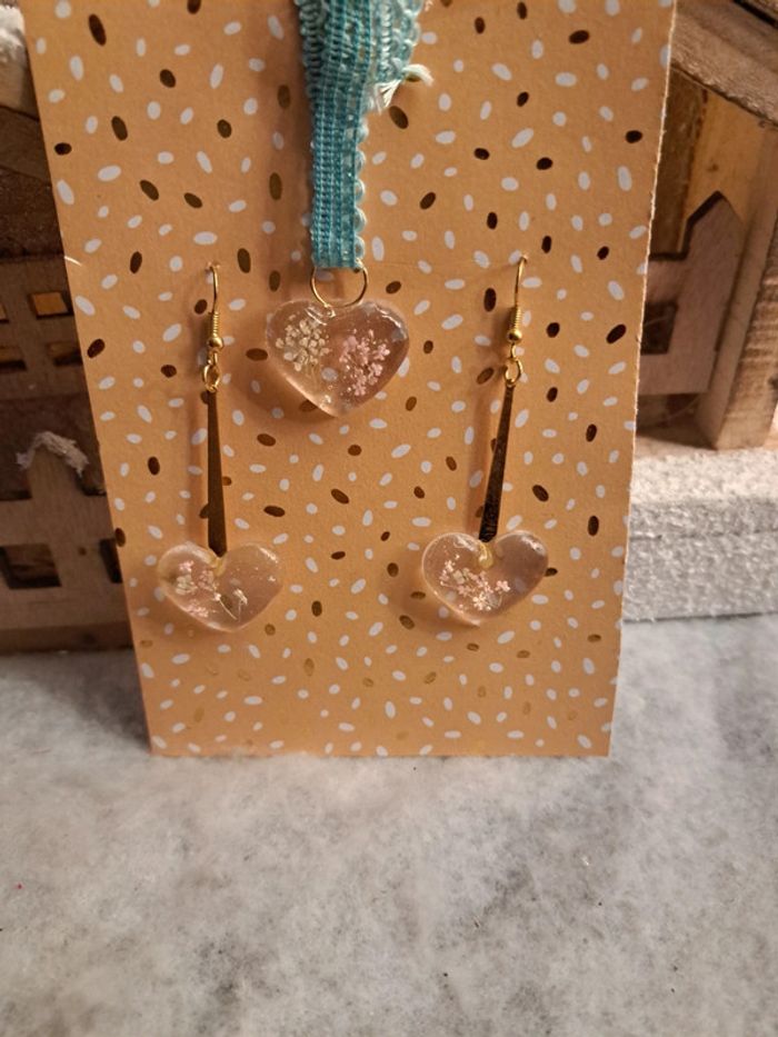 Boucles d'oreilles pendante avec pendentif assortie en résine florale - photo numéro 3