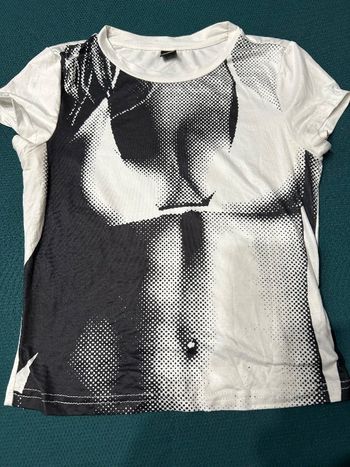 T-shirt vintage imprimé illusion corps féminin