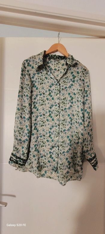 Chemise Zara fleurie effet soie 
Taille xs mais parfaite pour un 36/38
Jamais portée