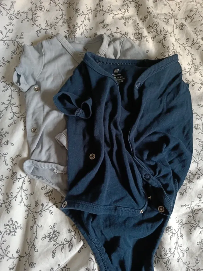 2 bodies bleus croisés H&M manches courtes 68 cm