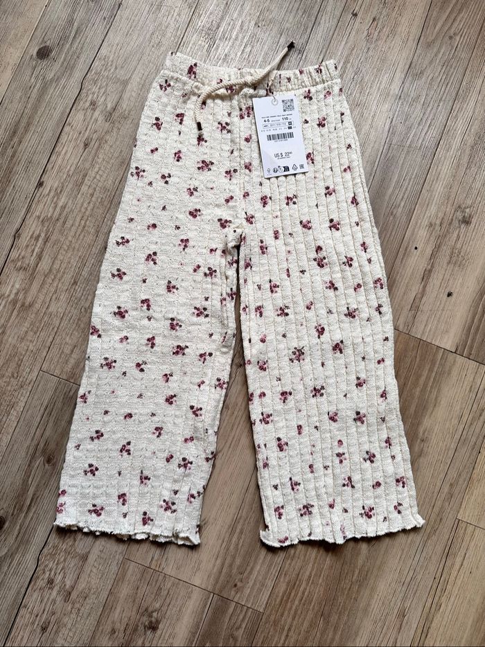 Pantalon beige à fleurs Zara 4/5 ans neuf - photo numéro 7