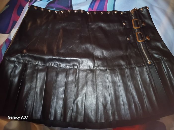 Mini jupe à boutons et fermeture eclair en cuir - photo numéro 4