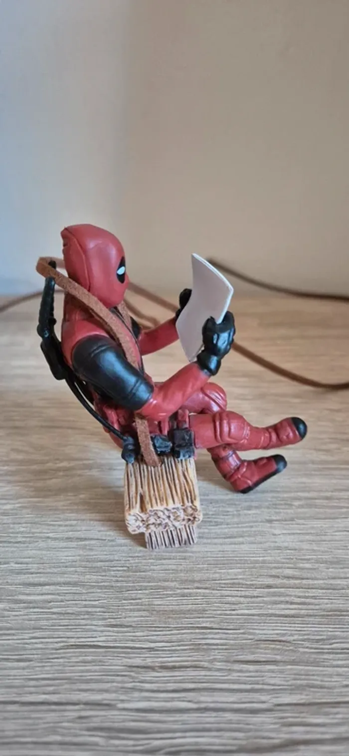Figurine DeadPool suspendu assis sur un banc. - photo numéro 6