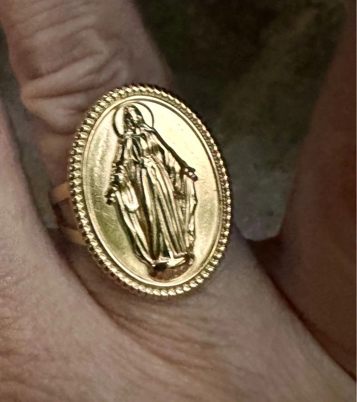 Bague réglable grosse médaille vierge en relief acier inoxydable or