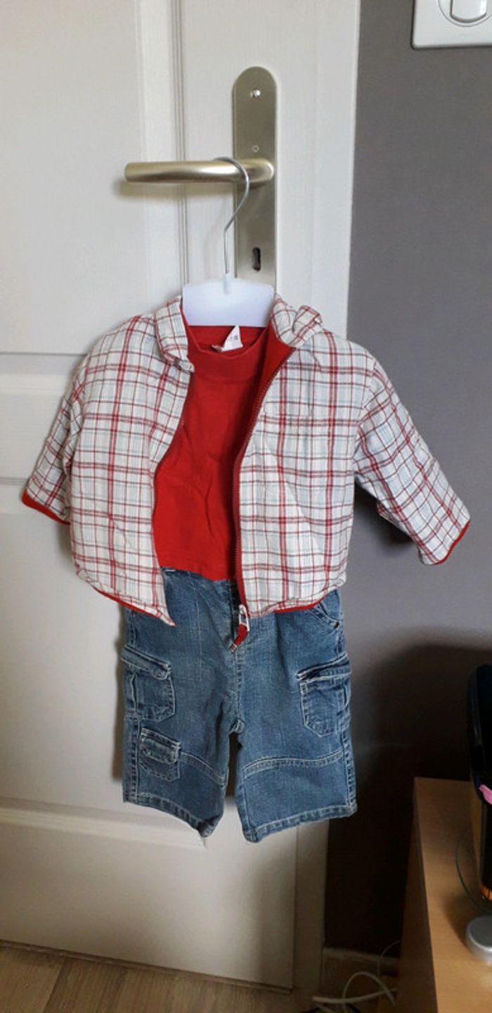 Jeans, tee-shirt rouge et veste à carreaux