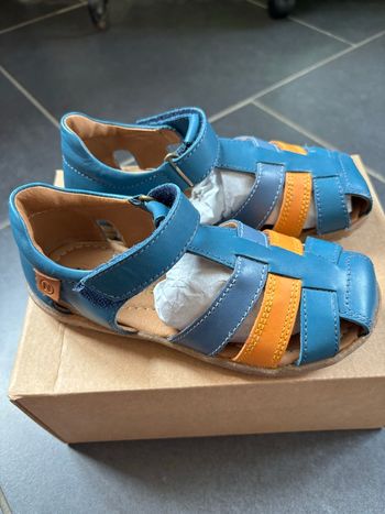 Sandales cuir à scratch neuves