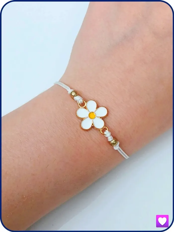 Bracelet fleur blanche sur cordon ajustable – look minimaliste