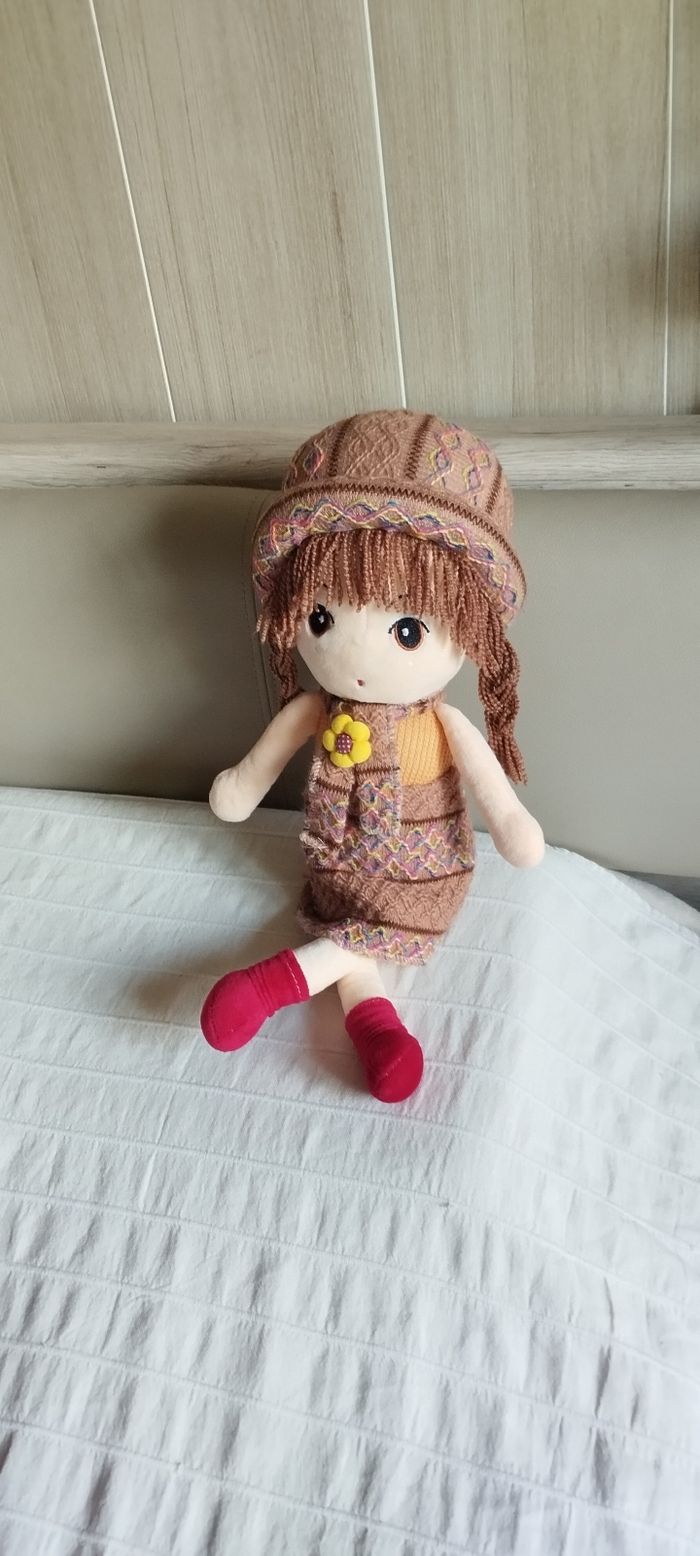 Poupée mousse et laine.