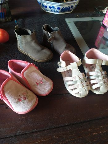 Lot chaussures fille taille 23: sandalettes + bottines + chaussons