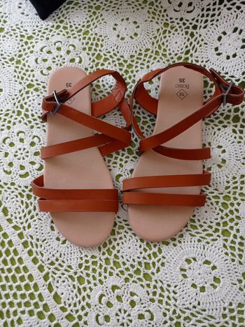 PAIRE DE SANDALES NEUVES TAILLE 35