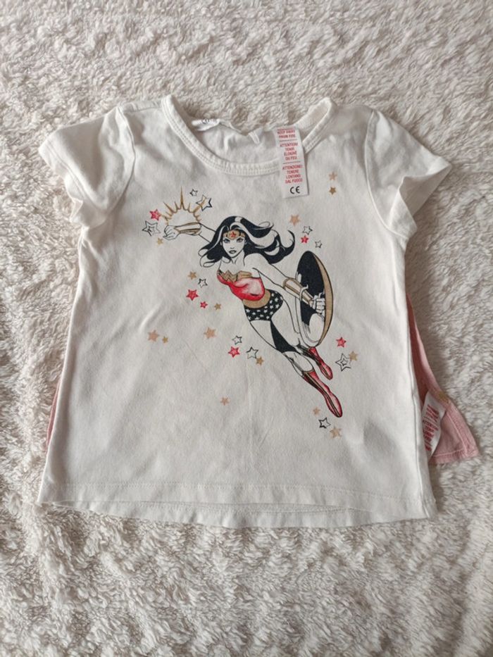 T-shirt avec cape